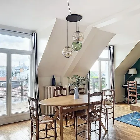 Balcony With View Of Montmartre Appartement Parijs